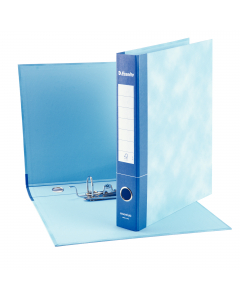 Registratore con meccanismo a leva rivestito in cartone blu (spessore 2 mm), con originale grafica nuvolata all'esterno ed effetto retinato di uguale tonalità all'interno. Foro per l'estrazione ed ampia etichetta stampata sul dorso per favorire la persona
