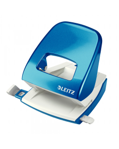 Perforatore a 2 fori passo 8cm con guida regolabile. Struttura in metallo colorato pendant con la base in plastica antiscivolo. Dotato di sistema a frizione ridotta, meccanismo ‘Push&Pull’ e nuova guida di arresto. Design ergonomico per agevolare la presa
