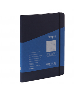 Elegante taccuino con rilegatura a spirale in argento opaco nascosta all'interno. Dotato di chiusura con elastico abbinato alla copertina. Rigido cartoncino sottoblocco che permette di scrivere facilmente fino all'ultima pagina. Copertina in cartoncino 64