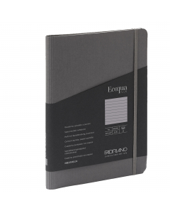 Elegante taccuino con rilegatura a spirale in argento opaco nascosta all'interno. Dotato di chiusura con elastico abbinato alla copertina. Rigido cartoncino sottoblocco che permette di scrivere facilmente fino all'ultima pagina. Copertina in cartoncino 64