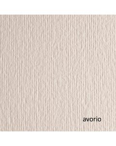 Cartoncini colorati fabbricati con pura cellulosa. Superficie liscia da un lato e ruvida dall'altro.