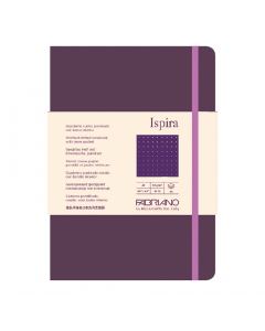 Elegante taccuino con rilegatura cucita a filorefe, apertura a 180°. Dotato di chiusura con elastico e segnalibro abbinato alla copertina. Tasca interna a soffietto in carta. Copertina flessibile in cartoncino 350g/m2. 96 fogli interni di carta extra lisc