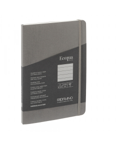Elegante taccuino con rilegatura cucita a filorefe, apertura a 180°. Dotato di chiusura con elastico e segnalibro abbinato alla copertina. Tasca interna a soffietto in carta. Copertina in cartoncino 290g/m2. 80 fogli interni. Formato A5. Pagine interne di