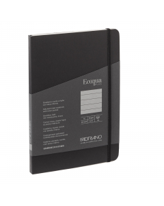 Elegante taccuino con rilegatura cucita a filorefe, apertura a 180°. Dotato di chiusura con elastico e segnalibro abbinato alla copertina. Tasca interna a soffietto in carta. Copertina in cartoncino 290g/m2. 80 fogli interni. Formato A5. Pagine interne di