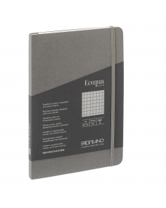 Elegante taccuino con rilegatura cucita a filorefe, apertura a 180°. Dotato di chiusura con elastico e segnalibro abbinato alla copertina. Tasca interna a soffietto in carta. Copertina in cartoncino 290g/m2. 80 fogli interni. Formato A5. Pagine interne di
