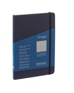 Elegante taccuino con rilegatura cucita a filorefe, apertura a 180°. Dotato di chiusura con elastico e segnalibro abbinato alla copertina. Tasca interna a soffietto in carta. Copertina in cartoncino 290g/m2. 80 fogli interni. Formato A5. Pagine interne di