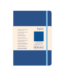 Elegante taccuino con rilegatura cucita a filorefe. Dotato di chiusura con elastico e segnalibro abbinato alla copertina. Tasca interna a soffietto in carta. Copertina rigida rivestita in carta 140g/m2. 96 fogli interni di carta extra liscio 85 g/m2. Form