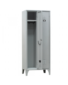 Armadio tradizionale a 2 vani. Ogni vano è dotato di ripiano superiore con sottostante tubo ovale porta grucce in PVC completo di ganci scorrevoli non estraibili. Porta ombrello e vaschetta raccogli gocce su anta. Porta cartellino in materiale plastico ap