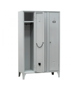 Armadio tradizionale a 3 vani. Ogni vano è dotato di ripiano superiore con sottostante tubo ovale porta grucce in PVC completo di ganci scorrevoli non estraibili. Porta ombrello e vaschetta raccogli gocce su anta. Porta cartellino in materiale plastico ap
