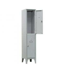 Armadio a 2 vani sovrapposti. Ogni vano è dotato di tubo ovale porta grucce in PVC completo di ganci scorrevoli non estraibili. Porta cartellino in materiale plastico applicato all’anta. Chiusura con serratura a cilindro con doppia chiave in dotazione. Fo