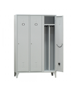 Armadio ad 3 vani con tramezza (per separazione sporco/pulito). Ogni vano è dotato di ripiano superiore con sottostante tubo ovale porta grucce in PVC completo di ganci scorrevoli. Tramezza sporco / pulito. Porta ombrello e vaschetta raccogli gocce su ant
