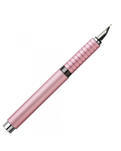 Penna con fusto e impugnatura ergonomica in alluminio anodizzato. 
Dotata di pregiato pennino in acciaio, larghezza M (media). 
Provvista di cartuccia di colore nero.