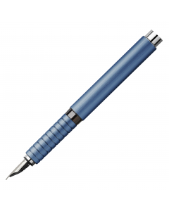 Penna con fusto e impugnatura ergonomica in alluminio anodizzato. 
Dotata di pregiato pennino in acciaio, larghezza M (media). 
Provvista di cartuccia di colore nero.