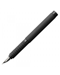 Penna con fusto e impugnatura ergonomica in alluminio anodizzato. 
Dotata di pregiato pennino in acciaio, larghezza M (media). 
Provvista di cartuccia di colore nero.