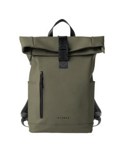 Zaino Roll-top realizzato con materiale gommato resistente all'acqua e idrorepellente. Dotato di grande vano centrale e tasce laterali. Chiusura superiore con zip e moschettone. Incluso guscio porta notebook 15".