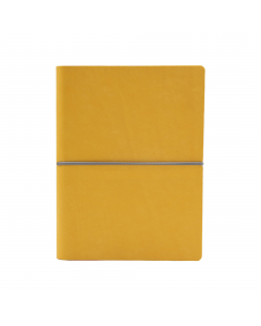 Taccuino con copertina in sintetico effetto liscio. Morbida, resistente e flessibile. Chiusura con elastico orizzontale. Carta riciclata colore avorio. Fatto a mano in Italia.