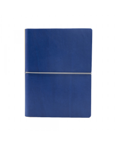 Taccuino con copertina in sintetico effetto liscio. Morbida, resistente e flessibile. Chiusura con elastico orizzontale. Carta riciclata colore avorio. Fatto a mano in Italia.