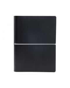 Taccuino con copertina in sintetico effetto liscio. Morbida, resistente e flessibile. Chiusura con elastico orizzontale. Carta riciclata colore avorio. Fatto a mano in Italia.
