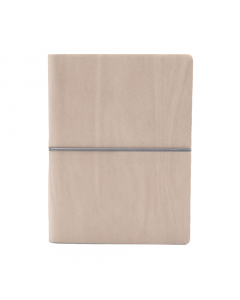 Taccuino con copertina in sintetico effetto liscio. Morbida, resistente e flessibile. Chiusura con elastico orizzontale. Carta riciclata colore avorio. Fatto a mano in Italia.