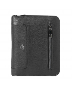 Portablocco A5 con zip. Tasca interna con zip, notes verticale A5, scomparti per biglietti, asola porta penne e tasca esterna con zip.