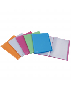 Realizzati in polipropilene trasparente colorato con copertina flessibile e speciale finitura rigata. Buste interne con finitura buccia d’arancia anti-riflesso. Disponibili in 5 colori: arancio, fucsia, verde, azzurro e neutro. Formato interno 22x30 cm. M