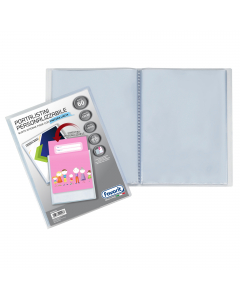 Portalistini personalizzabili  trasparente in polipropilene con 60 buste interne a finitura liscia ultratrasparente e copertina ad alto spessore con tasca per la personalizzazione. Formato utile: 22x30cm. Made in Italy.