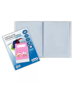 Portalistini personalizzabili  trasparente in polipropilene con 100 buste interne a finitura liscia ultratrasparente e copertina ad alto spessore con tasca per la personalizzazione. Formato utile: 22x30cm. Made in Italy.