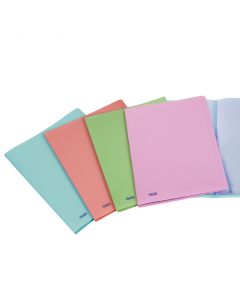 Realizzati in polipropilene opaco con copertina flessibile dai colori pastello. Buste interne con finitura liscia ultra trasparente.  Disponibili in 5 colori pastello: celeste, cipria, smeraldo, pesca e glicine. Formato interno 22x30cm. Made in Italy.