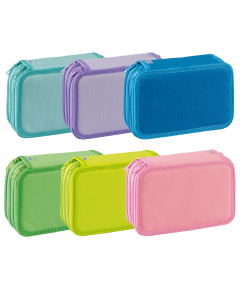 Astuccio a 3 scomparti in tessuto colorato dotato di zip con verso di apertura alternato. Corredato di tutto il materiale necessario per la scuola: 12 pastelli Giotto Laccato, 18 pennarelli Giotto Turbo Color, 2 penne Fila Tratto Uno, 1 matita Lyra, 1 tem
