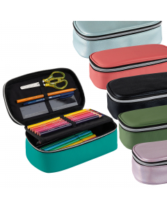 Busta portapenne ovale XL con zip di colore argento corredata di tutto il materiale necessario per la scuola: 12 pastelli Giotto Laccato, 18 pennarelli Giotto Turbo Color, 1 penna Fila Tratto Uno, 1 matita Lyra, 1 righello, 1 paio di forbici. 6 colori ass