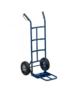 Carrello in acciaio verniciato di colore blu, manopole con paracolpi, completo di ruote pneumatiche. Portata massima: 250kg. Dimensioni: 116x55x68cm. Ruota di ricambio: 91874. Pedana ribaltabile.Articolo destinato ad esclusivo uso domestico. Non adatto ad