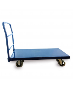 Carrello piatto prodotto in lamiera rinforzata e una sponda in acciaio. Verniciato di color blu con quattro ruote di cui due girevoli e due fisse. Portata massima 500 kg. Dimensioni: 90x60x121cm.Articolo destinato ad esclusivo uso domestico. Non adatto ad