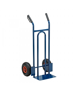 Carrello in acciaio verniciato di colore blu, manopole con paracolpi, completo di ruote pneumatiche.Portata massima 200 kg. Dimensioni: 110x48x52cm. Ruota di ricambio cod 91872. Articolo destinato ad esclusivo uso domestico. Non adatto ad uso pubblico.