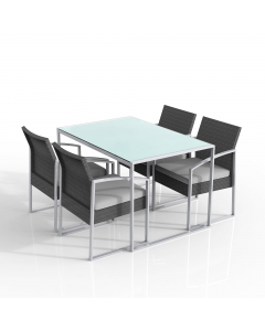 Set composto da un tavolo e quattro poltrone. Struttura in acciaio verniciato con vernici epossidiche di colore grigio, rivestimento in polyrattan nerolavato completo di cuscini di colore grigio. Tavolo rettangolare con top in vetro temperato spessore 5mm