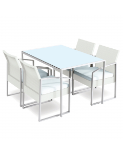 Set composto da un tavolo e quattro poltrone. Struttura in acciaio verniciato con vernici epossidiche di colore grigio, rivestimento in polyrattan bianco lavato completo di cuscini di colore grigio. Tavolo rettangolare con top in vetro temperato spessore 