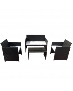 Set composto da un tavolino, un divano e due poltrone. Struttura in acciaio verniciato con vernici epossidiche, rivestimento in polyrattan colore nero completo di cuscini colore bianco. Tavolo rettangolare con top in vetro temperato spessore 5mm. Il set è