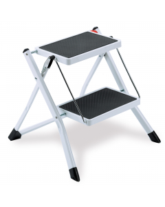 Sgabello pieghevole in acciaio per uso domestico e bricolage. Prodotto certificato secondo la normativa europea EN14183. Portata garantita 150 kg. Struttura in acciaio, con blocco antichiusura con tasto di sblocco. Comodo manico per il trasporto. Piedini 