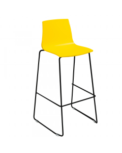 Sgabello in polipropilene Mat e base in tondino verniciato nero, per un tocco di originalità e comfort per ogni interno. 
Dimensioni: 49x47x98cm.