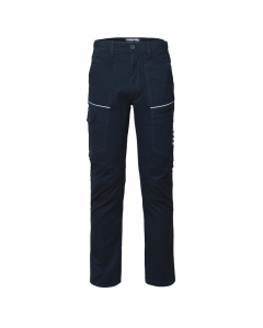 Pantalone da lavoro multitasca e multistagione in cotone twill elasticizzato, con elastici laterali e passanti in vita, chiusura con zip e bottone. Tasca laterale porta metro sulla gamba sinistra e tasca laterale chiusa con aletta e velcro su gamba destra
