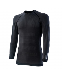 Maglia termica con girocollo, maniche lunghe raglan per la massima vestibilità e comfort. Tessuto morbido ed elasticizzato, con speciali tramature adattive sul petto e sulla schiena per libertà di movimento e maggior aderenza al corpo. Struttura tubolare 