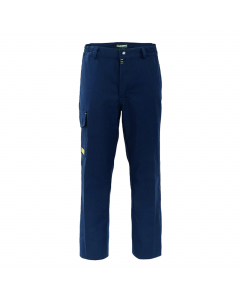Pantalone da lavoro con chiusura alla patta con cerniera e bottone automatico. Due tasche anteriori interne, tasca posteriore applicata a destra chiusa con aletta e velcro, tascone laterale chiuso con aletta e velcro applicato su gamba destra. Elastico ai