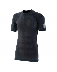 Maglia termica con girocollo, maniche corte raglan per la massima vestibilità e comfort. Tessuto morbido ed elasticizzato, con speciali tramature adattive sul petto e sulla schiena per libertà di movimento e maggior aderenza al corpo. Struttura tubolare e