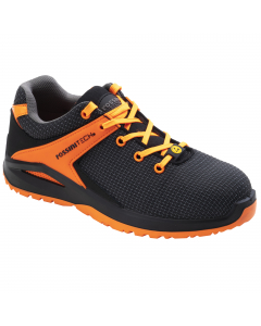 Calzatura bassa in esclusivo tessuto R-TECH alta tenacità di colore nero con applicazioni di colore arancio fluo. Fodera interna R-DRY antiodore di colore grigio e arancio fluo, linguetta imbottita, puntale in fibra di vetro, lamina non metallica, soletta