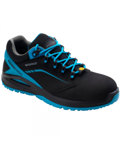 Calzatura in pelle di colore nero con membrana interna traspirante ed impermeabile, con applicazioni di colore azzurro ottanio. Fodera interna R-DRY antiodore di colore grigio ed azzurro ottanio, linguetta imbottita, puntale in fibra di vetro, lamina non 