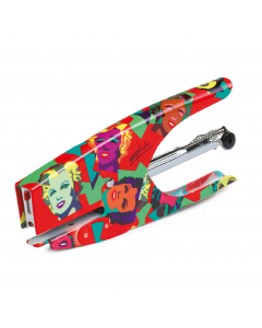 Preziose, divertenti, coloratissime con i loro richiami alla Pop Art, le cucitrici della Pop Office Collection sono firmate da Ugo Nespolo. Struttura in acciaio cromato. Caricamento posteriore fino a 200 punti. Prof. cucitura 46mm. Capacità di cucitura fi