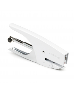 Cucitrice in acciaio cromato e verniciato, con trattamenti antiruggine. Manico lineare ergonomico per una presa più salda ed un minore sforzo di cucitura. Profondità di cucitura 46mm. Cuce fino a 15fg. Punti 6/4.