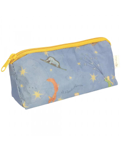 Astuccio con zip. Collezione realizzata utilizzando carta lavabile a mano, ottenendo prodotti che durano nel tempo e a prova di macchia. Carta da 100gr. Dimensioni: 19,5x8x6cm.