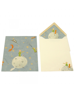 Biglietti e buste realizzate in carta color avorio con stampe a tema e decorazioni in oro in polvere.