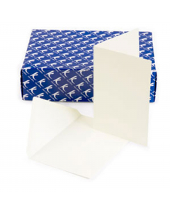 Linea classica avorio con sottile rigatura. Partecipazione: confezione comporta da 50 biglietti partecipazione con taglio dolce a libro avorio da 200gr formato 114x170mm; 50 buste taglio dolce avorio da 100gr formato 120x180mm con patella gommata e taglio