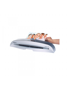 Plastificatrice per piccolo ufficio con tecnologia instaheat, plastifica a freddo e a caldo con pouches fino a 125 micron (tecnologia a 2 rulli). Pronta all'uso in appena 1 minuto, plastifica 30 cm/minuto. La leva di sblocco permette di liberare agevolmen